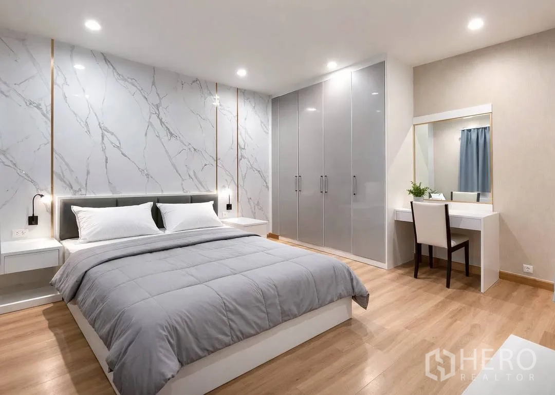独栋房屋 for rent in Suan Luang, Bangkok - 现代卧室，内置衣柜与梳妆台。