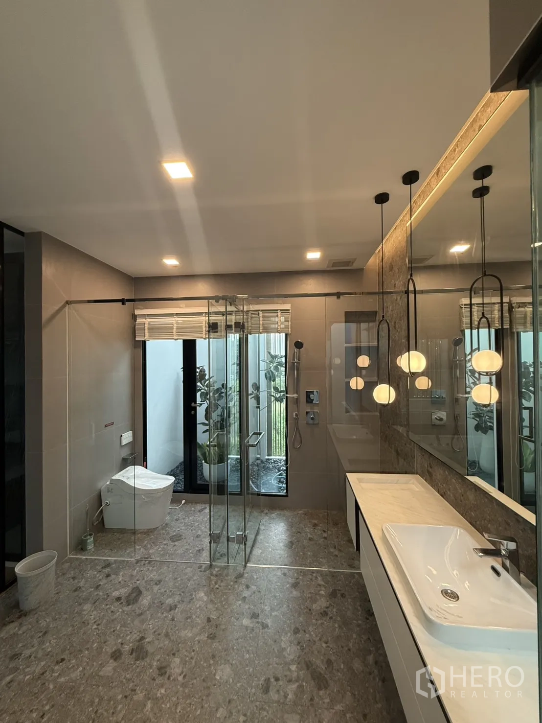 Detached House for rent in Saphan Sung, Bangkok - Spa-style bathroom with a sunken jacuzzi tub set on a stone platform.