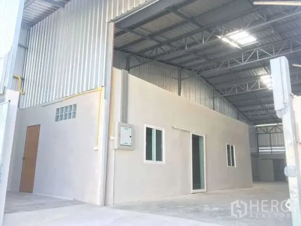货栈 出租在Mueang Samut Prakan, Samut Prakan - 带顶装卸区，内部办公室单元位于钢结构屋顶下。
