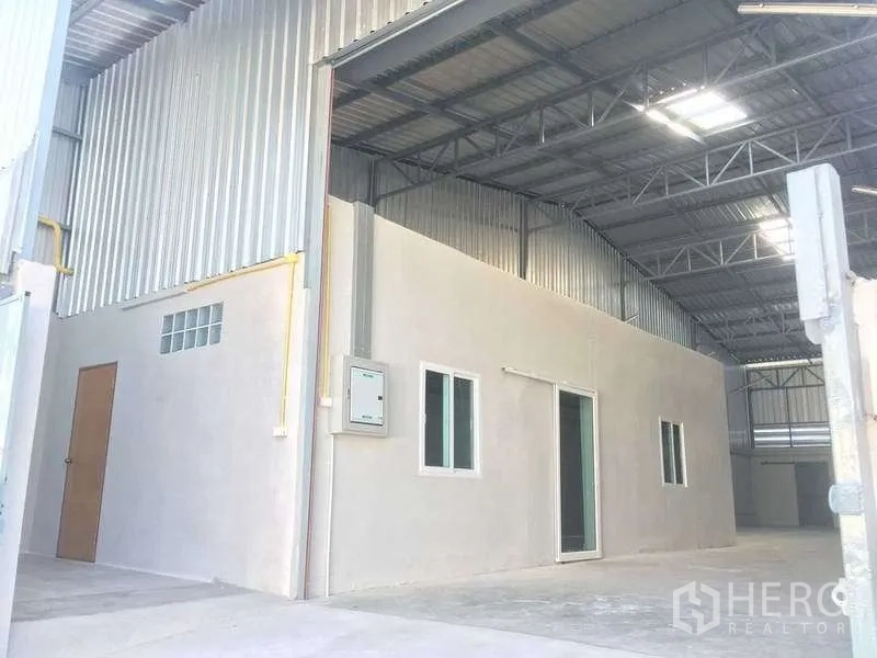 货栈 出租在Mueang Samut Prakan, Samut Prakan - 带顶装卸区，内部办公室单元位于钢结构屋顶下。