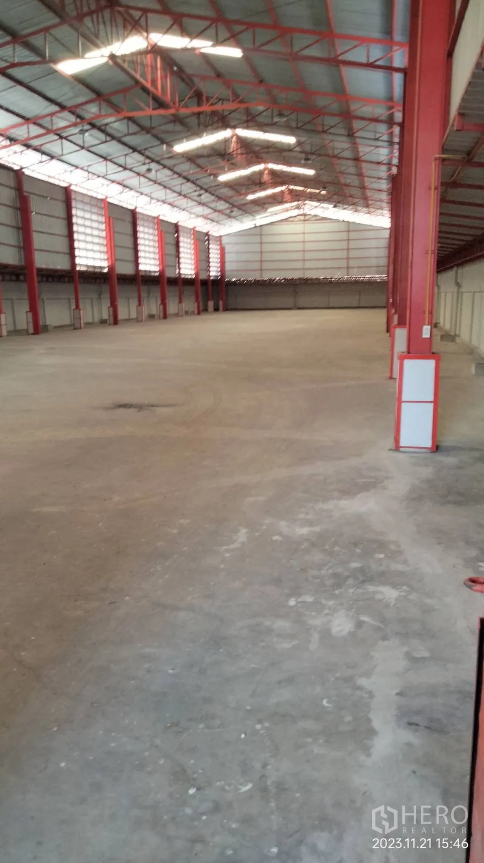 仓库 for rent in Bang Phli, Samut Prakan - 仓库内景，平整地面一览。