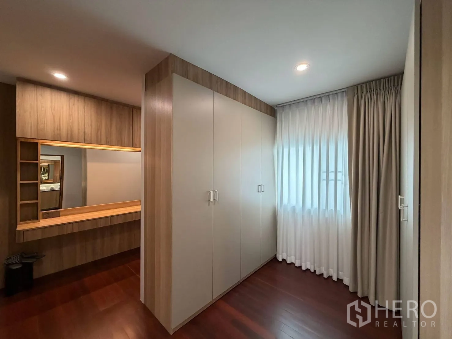 บ้านเดี่ยว for rent in Suan Luang, Bangkok - มุมแต่งตัวพร้อมตู้บิลท์อิน โต๊ะเครื่องแป้ง และผ้าม่านทึบโปร่ง