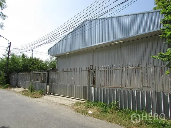 คลังสินค้า ให้เช่าในBang Khen, Bangkok - ด้านนอกโกดังผนังเมทัลชีท มีกำแพงและประตูบานเลื่อน บนซอยเงียบย่านบางเขน