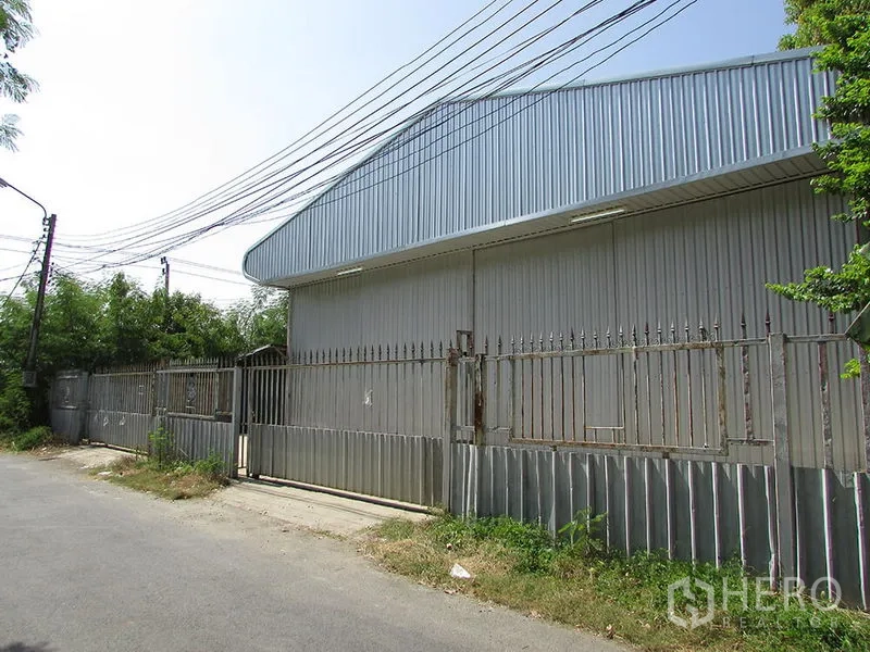 คลังสินค้า ให้เช่าในBang Khen, Bangkok - ด้านนอกโกดังผนังเมทัลชีท มีกำแพงและประตูบานเลื่อน บนซอยเงียบย่านบางเขน