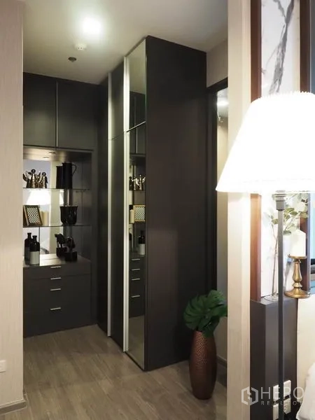 Condominium for rent in Khlong San, Bangkok - Walk-in closet corridor with mirrored wardrobe and built-in cabinetry.