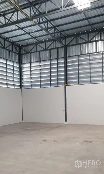 工厂 出租在Lam Luk Ka, Pathum Thani - 仓库一角，百叶通风窗和钢结构屋顶