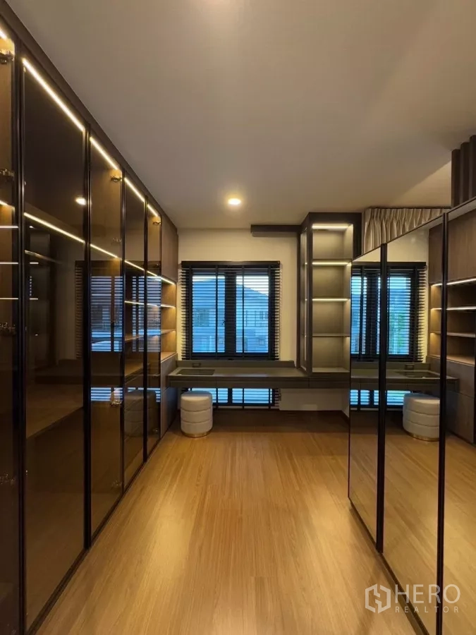 独立式住宅 出租在Bang Phli, Samut Prakan - 步入式衣帽间，玻璃门衣柜与梳妆桌