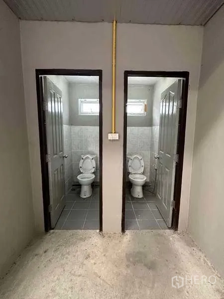 Warehouse for rent in Mueang Pathum Thani, Pathum Thani - Two separate tiled restrooms inside the warehouse.