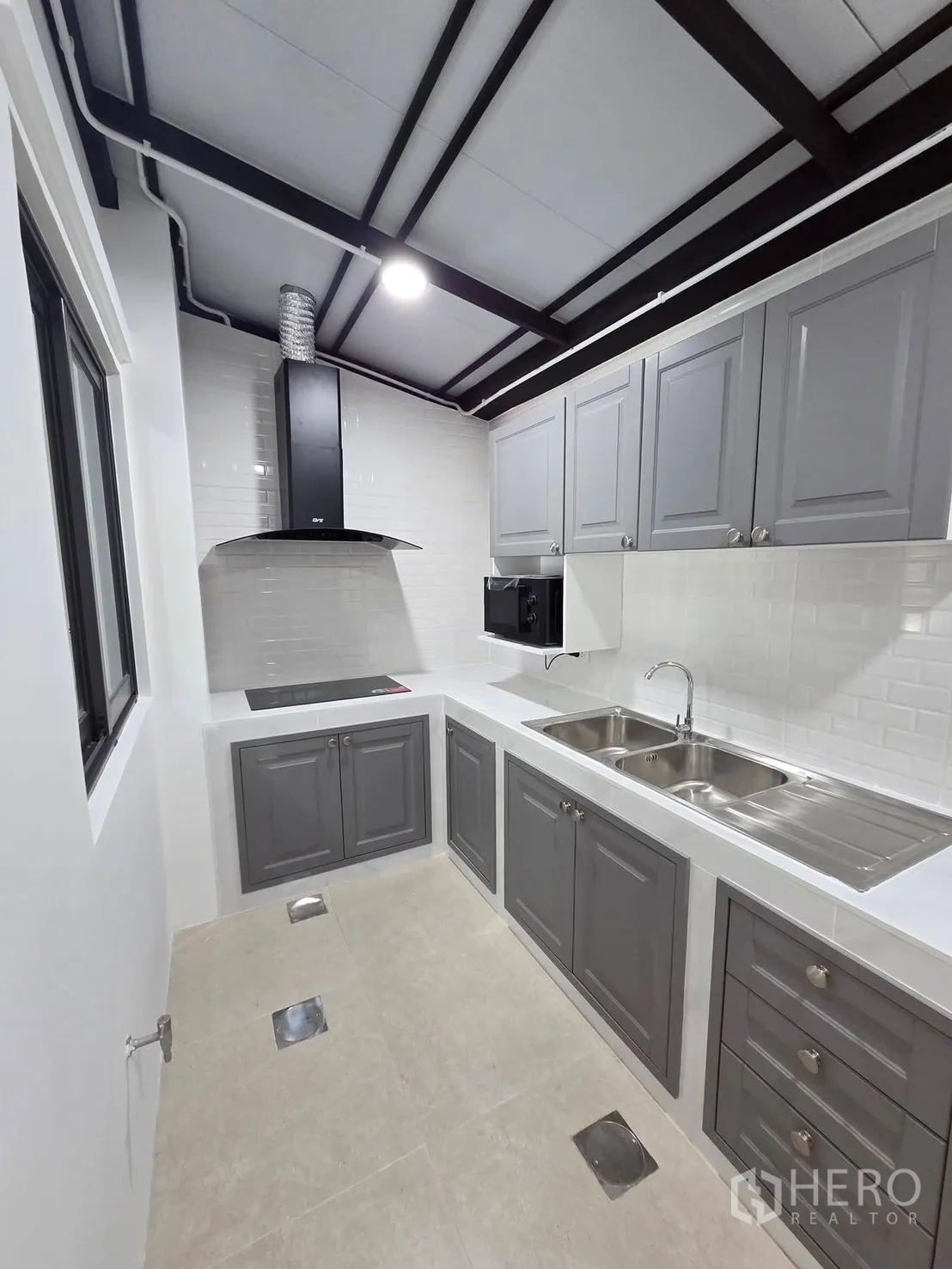 ทาวน์เฮาส์ for rent in Bang Phli, Samut Prakan - ห้องครัวแยกตู้สีเทา อ่างล้างจานคู่ เตาอินดักชันและเครื่องดูดควัน