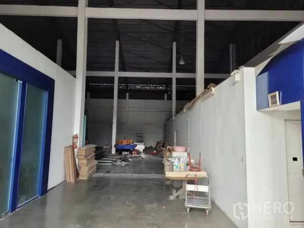 คลังสินค้า ให้เช่าในPhra Khanong, Bangkok - พื้นที่คลังสินค้ากว้าง เพดานสูง พื้นคอนกรีต เสาโครงสร้างสูง พร้อมโซนขนถ่ายสินค้า