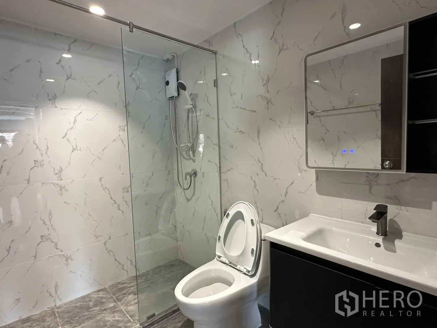 家庭办公室 for rent in Watthana, Bangkok - 浴室带玻璃淋浴间与白色大理石纹墙砖。