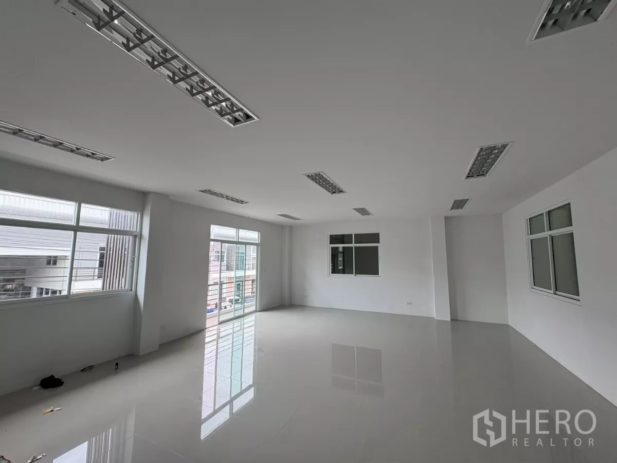 Factory for rent in Phra Samut Chedi, Samut Prakan - Bright upstairs office with windows on two sides and glossy tile flooring.