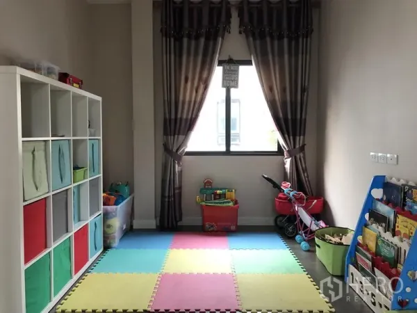 Detached House for rent in Saphan Sung, Bangkok - Children’s playroom with foam mats, cube storage and bookshelf by a window.