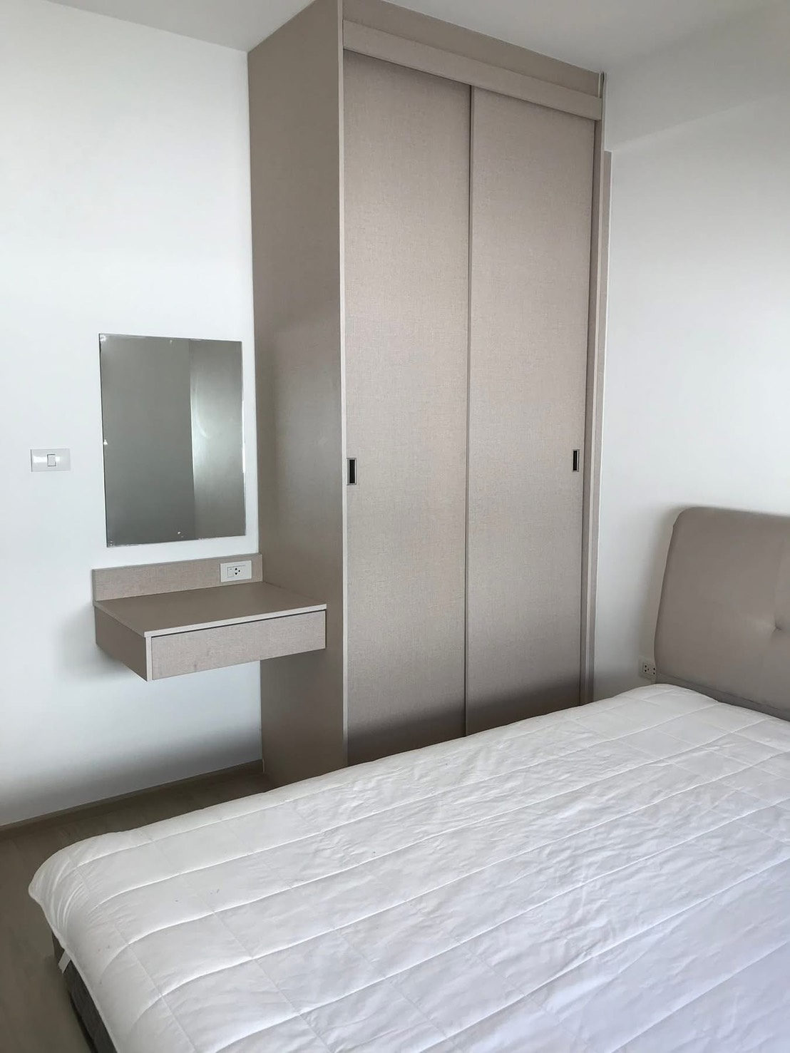 联排别墅 for rent in Prawet, Bangkok - 卧室内的推拉式衣柜与悬挂梳妆台和镜子。