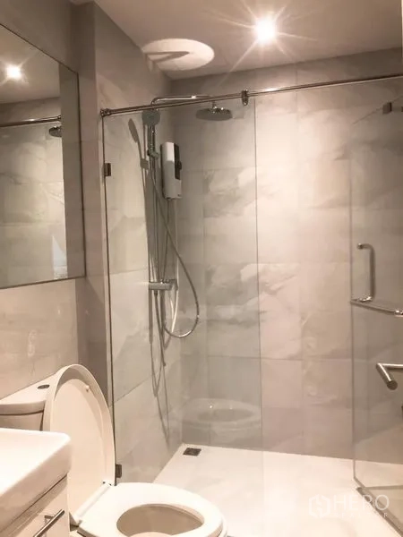 คอนโด ให้เช่าในWatthana, Bangkok - ห้องน้ำโมเดิร์น มีตู้ Shower กระจก ฝักบัวสายฝน และโถสุขภัณฑ์