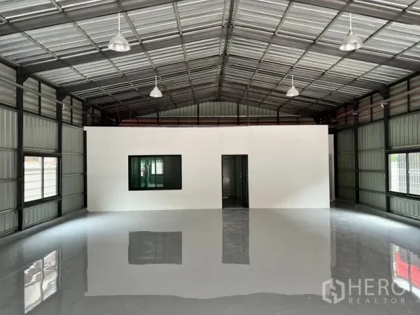 Warehouse for rent in Lat Phrao, Bangkok - Spacious warehouse hall with high metal roof, glossy epoxy floor and internal office room.
