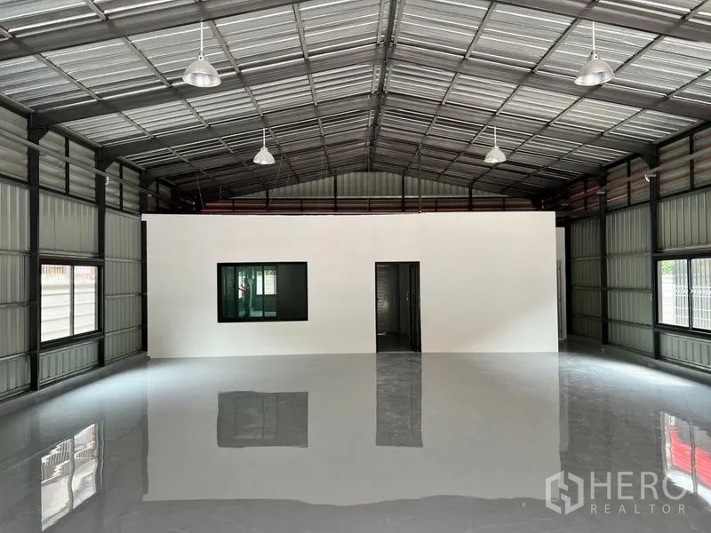 Warehouse for rent in Lat Phrao, Bangkok - Spacious warehouse hall with high metal roof, glossy epoxy floor and internal office room.