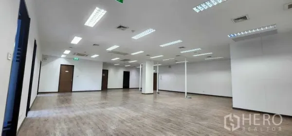 办公空间 出租在Khlong San, Bangkok - 开放式大办公楼层，LED 照明与木纹地面，布局灵活。