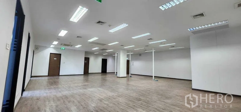 办公空间 出租在Khlong San, Bangkok - 开放式大办公楼层，LED 照明与木纹地面，布局灵活。