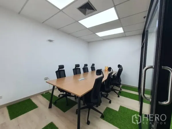 สำนักงาน ให้เช่า - ห้องประชุมประตูกระจกสำหรับ 8 ที่นั่ง ไฟฝ้าเพดาน และดีไซน์พื้นหญ้าเทียม