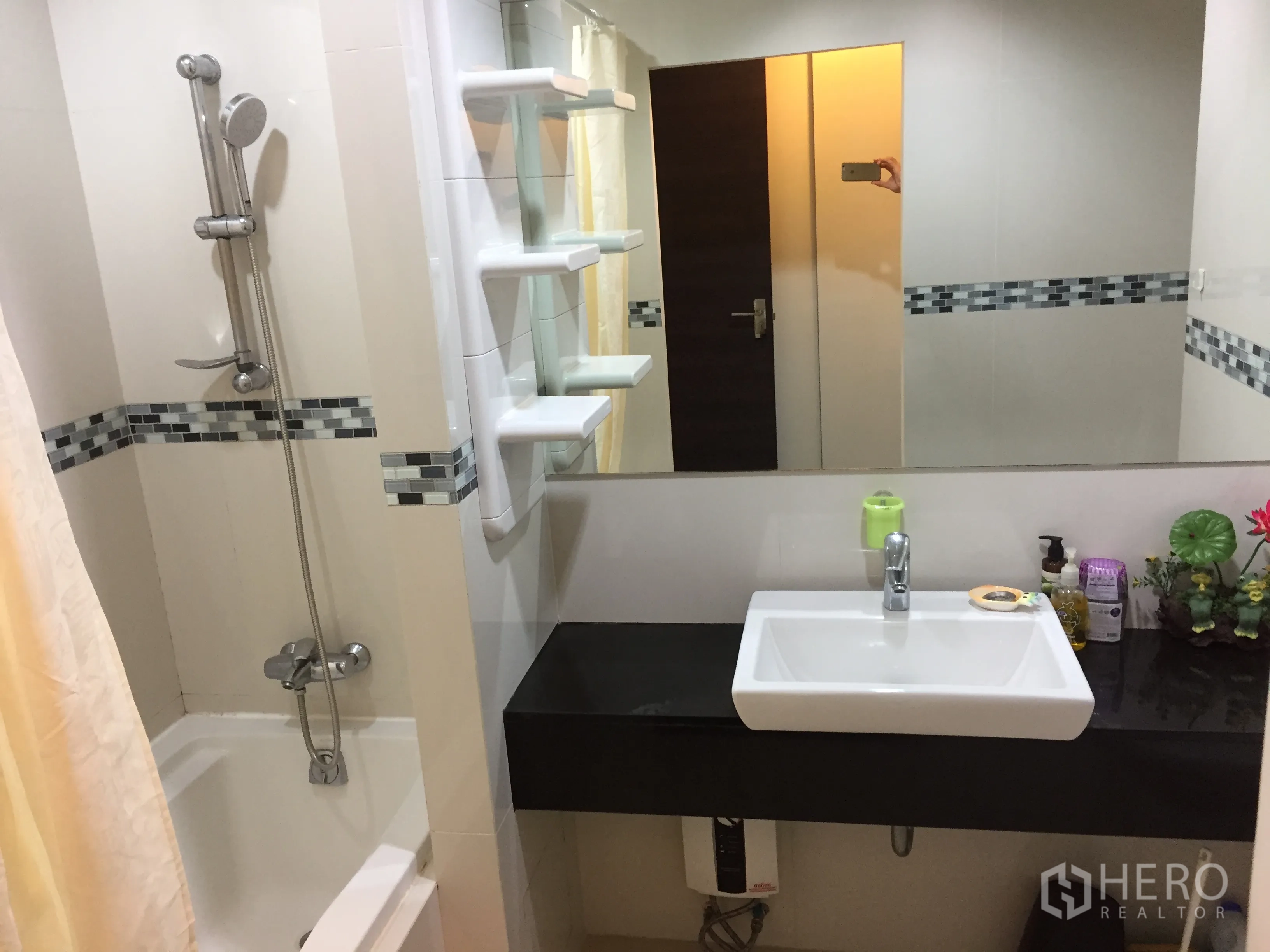 公寓 出租在Ratchathewi, Bangkok - 现代浴室，浴缸淋浴组合、黑色台面方形台盆与大镜子。