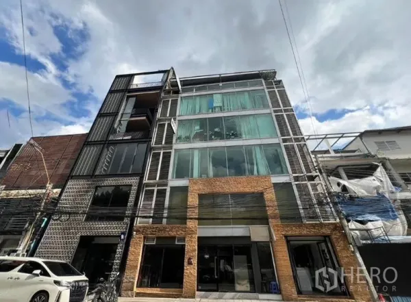 零售空间 出租在Bang Rak, Bangkok - 整栋建筑立面，层层落地玻璃与砖金属混合外立面。