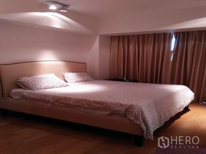 公寓 出租在Sathon, Bangkok - 主卧配特大床、窗帘与筒灯天花。