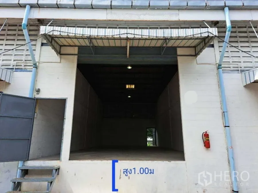 คลังสินค้า ให้เช่าในBang Phlat, Bangkok - ด้านหน้าโกดัง ช่องโหลดสินค้ากว้าง มีหลังคากันสาด สูงราว 1 เมตร และติดถังดับเพลิง