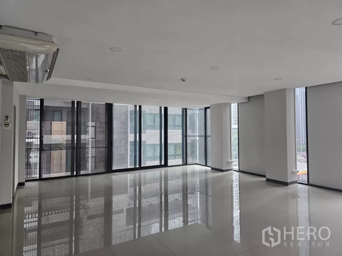 办公空间 出租在Sathon, Bangkok - 开放办公区，通高落地窗、遮阳格栅与抛光地砖。