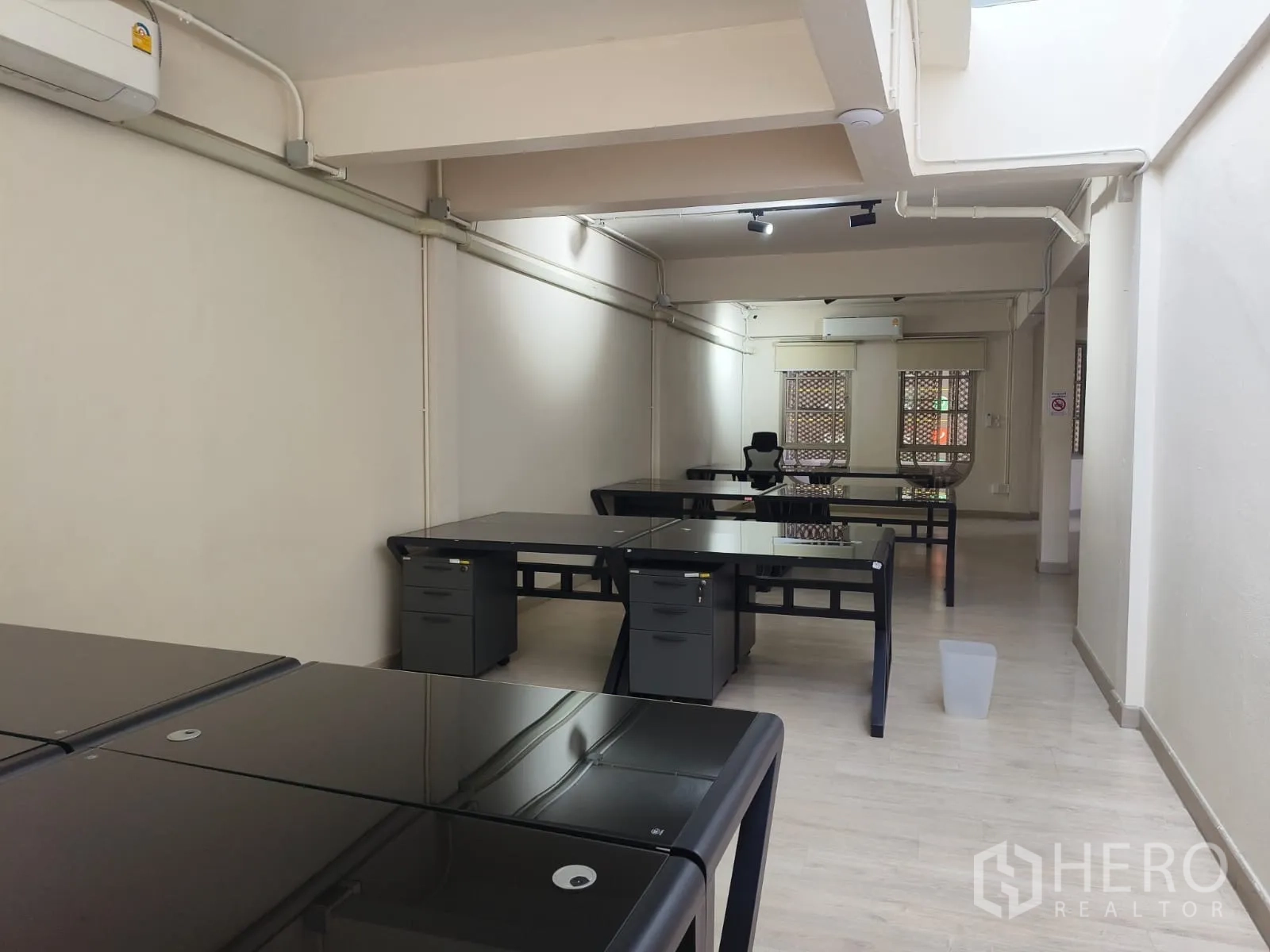 店屋 for rent in Watthana, Bangkok - 开放式办公室，配置多组工位、空调与大窗户。