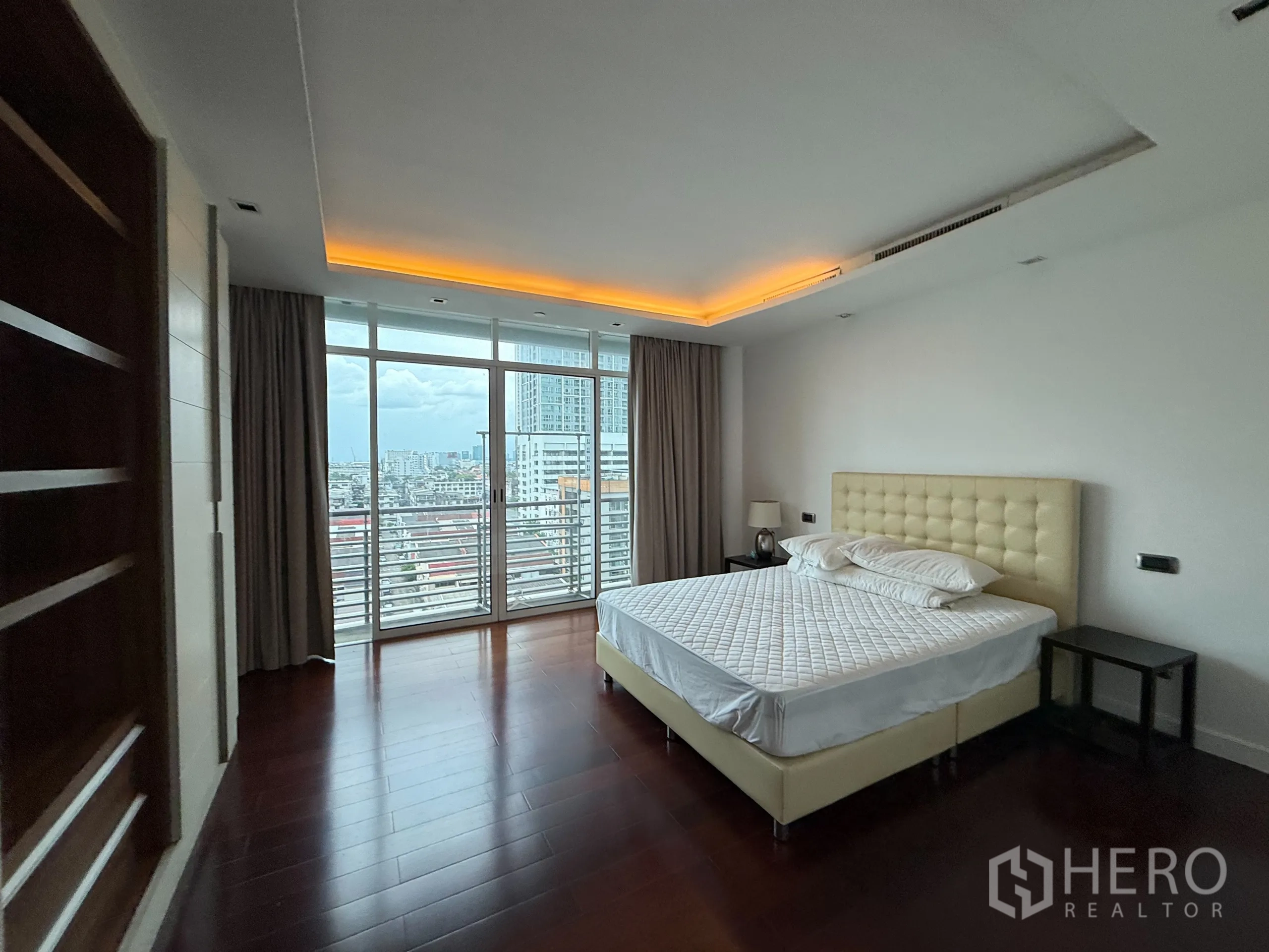 公寓 出租在Phaya Thai, Bangkok - 明亮卧室，软包床头与阳台窗，俯瞰曼谷景致。