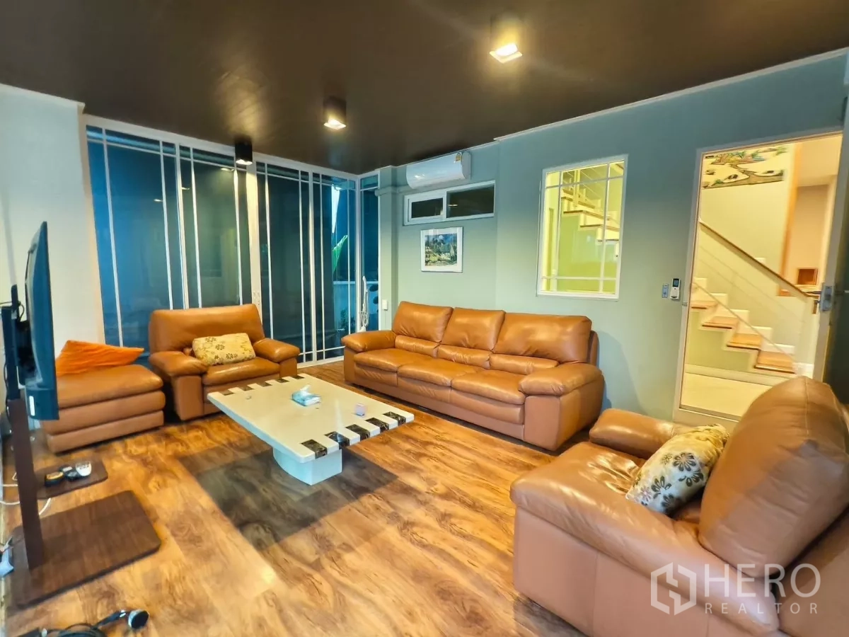 Detached House for rent in Bang Kapi, Bangkok - Spacious family room beside staircase and glass walls.