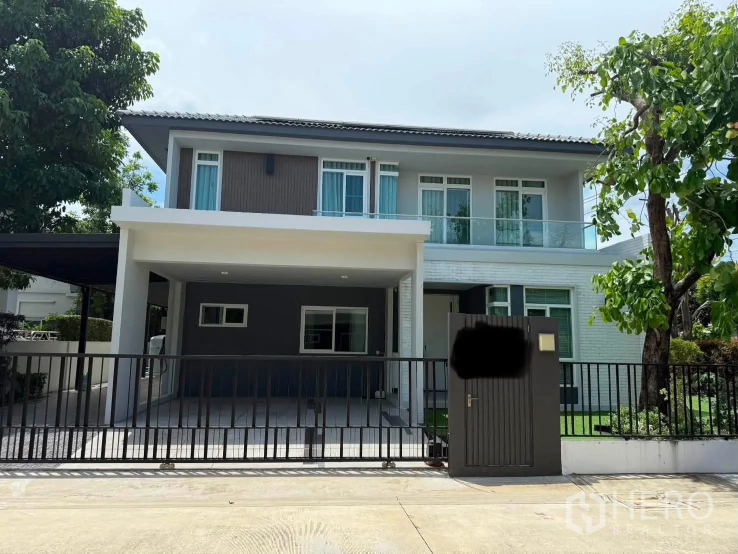 บ้านเดี่ยว for rent in Bang Phli, Samut Prakan - หน้าบ้านสไตล์โมเดิร์นสองชั้น พร้อมระเบียงและรั้วรอบ