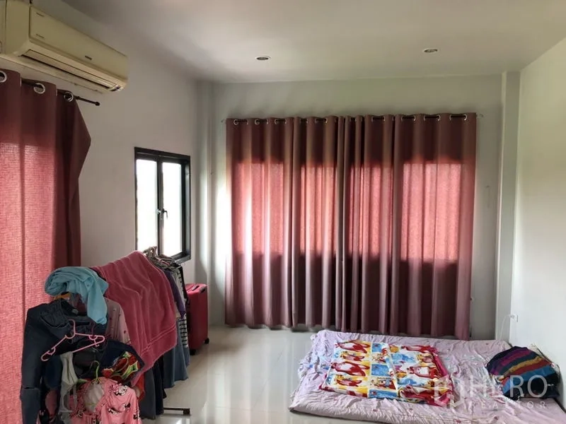บ้าน ขายในLam Luk Ka, Pathum Thani - ห้องพร้อมผ้าม่านสีชมพูและที่นอนปูพื้น