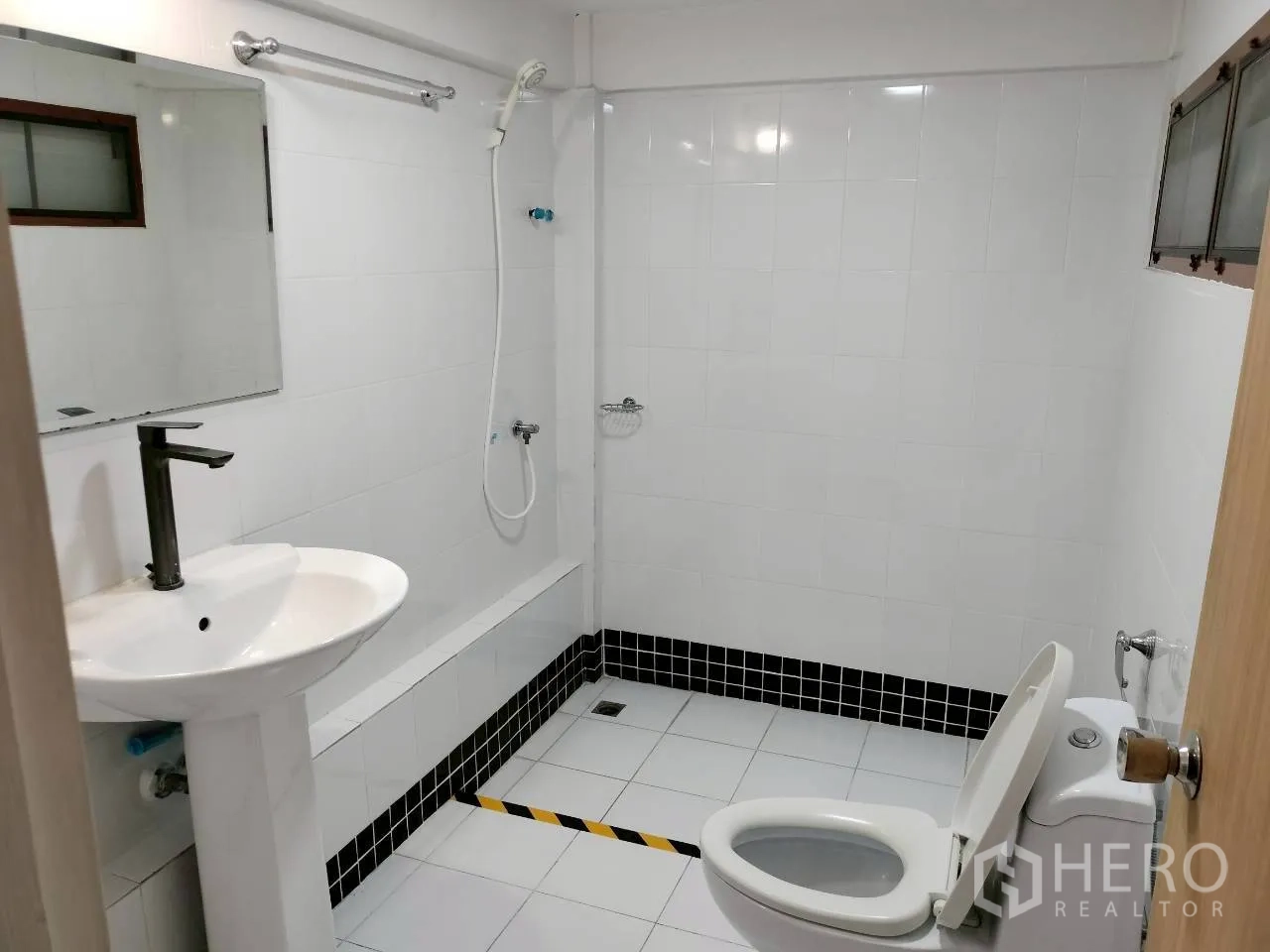 家庭办公室 for rent in Watthana, Bangkok - 白瓷砖卫浴，带淋浴、座厕与立柱盆。