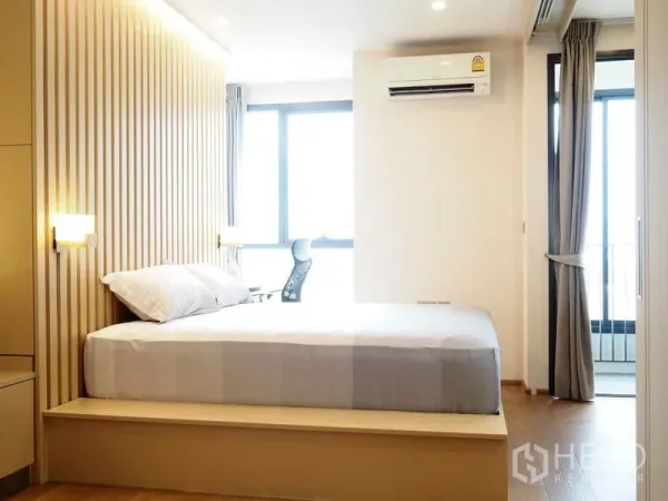 公寓 出租在Ratchathewi, Bangkok - 通透卧室配大窗与书桌，可直达阳台。