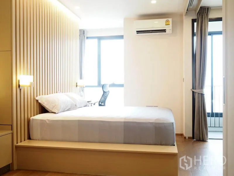 公寓 出租在Ratchathewi, Bangkok - 通透卧室配大窗与书桌，可直达阳台。