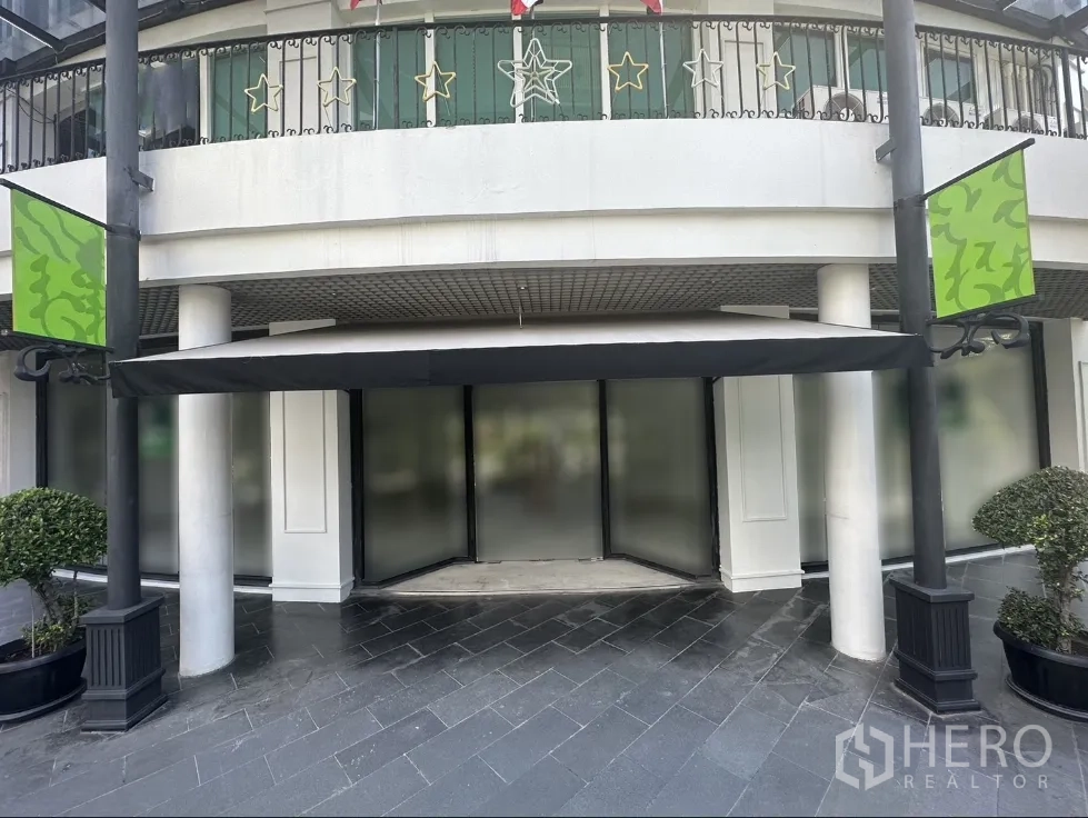 Office Space for rent in Khlong Toei, Bangkok - Canopied main entrance flanked by columns and green signboards with wide storefront windows.
