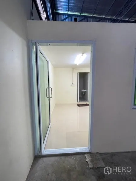 货栈 出租在Khlong Luang, Pathum Thani - 从仓库进入办公室的推拉玻璃门