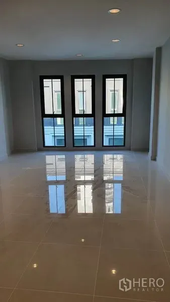 带办公室的家 出租在Suan Luang, Bangkok - 上层宽敞房间，四扇高窗与筒灯。