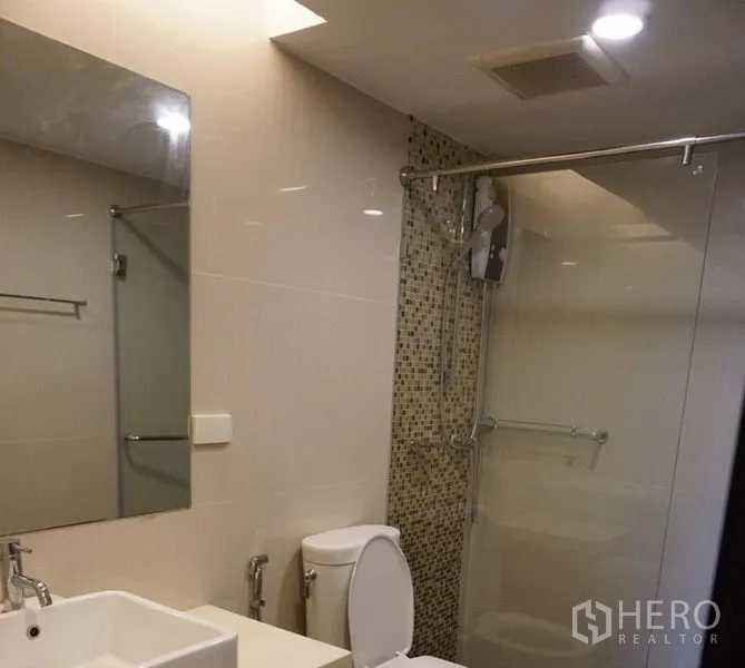 คอนโด ให้เช่าในWatthana, Bangkok - ห้องอาบน้ำกระจกกั้น ไฟดาวน์ไลท์ และแถบกระเบื้องโมเสก