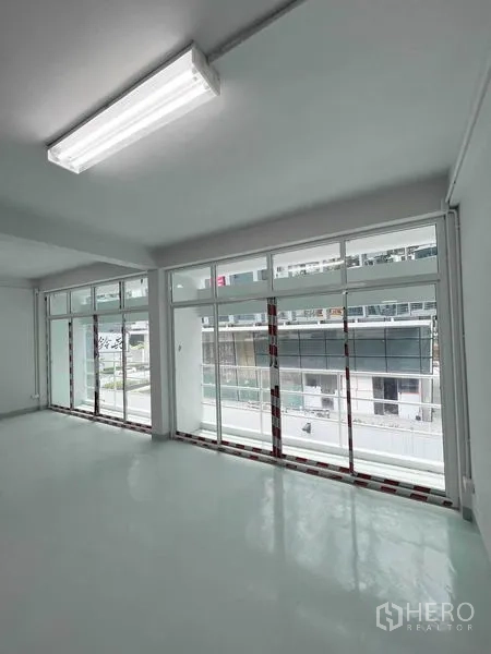 店屋 出租在Khlong Toei, Bangkok - 上层房间设落地推拉玻璃门，可眺望街景。