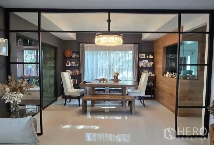 Detached House for rent in Bang Phli, Samut Prakan - Dining area behind glass partitions featuring a crystal chandelier and wooden table