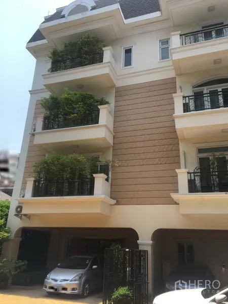 联排别墅 出售在Huai Khwang, Bangkok - 四层联排别墅外观，带绿植阳台和有顶车位，位于汇权区。