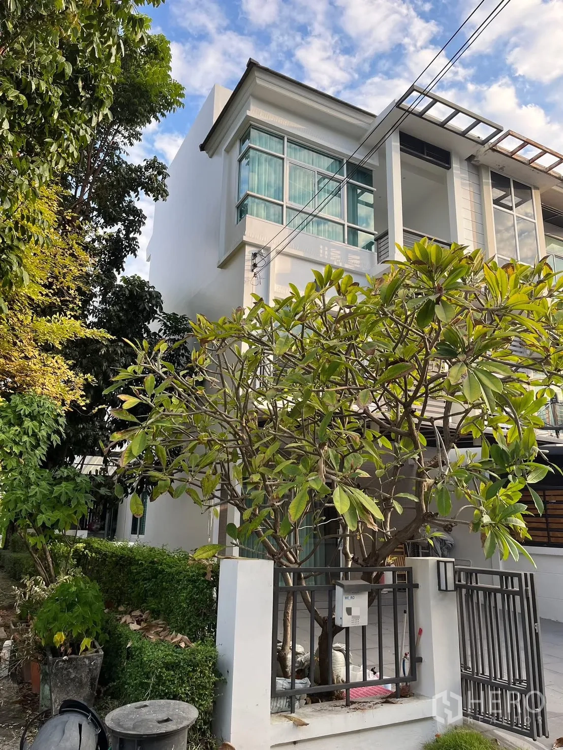 ทาวน์เฮาส์ ให้เช่าในPrawet, Bangkok - หน้าบ้านทาวน์เฮ้าส์สามชั้นหัวมุม พร้อมรั้วและสวนหน้าบ้าน