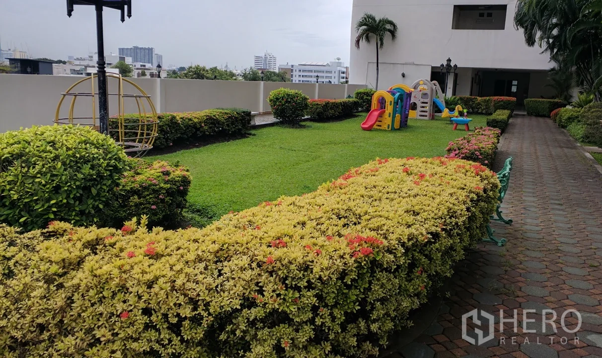 Condominium for rent or sale in Watthana, Bangkok - Landscaped communal garden with children’s playground and benches