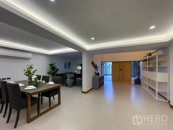联排别墅 出租在Khlong Toei, Bangkok - 开放式餐客区，嵌灯天花与置物架。