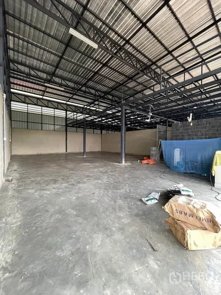 货栈 出租在Pathum Thani - 开阔的仓库内部，钢柱与未完工的机电管线。