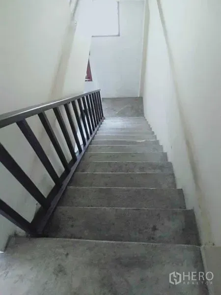 店屋 出租在Watthana, Bangkok - 混凝土楼梯配黑色扶手通往楼上