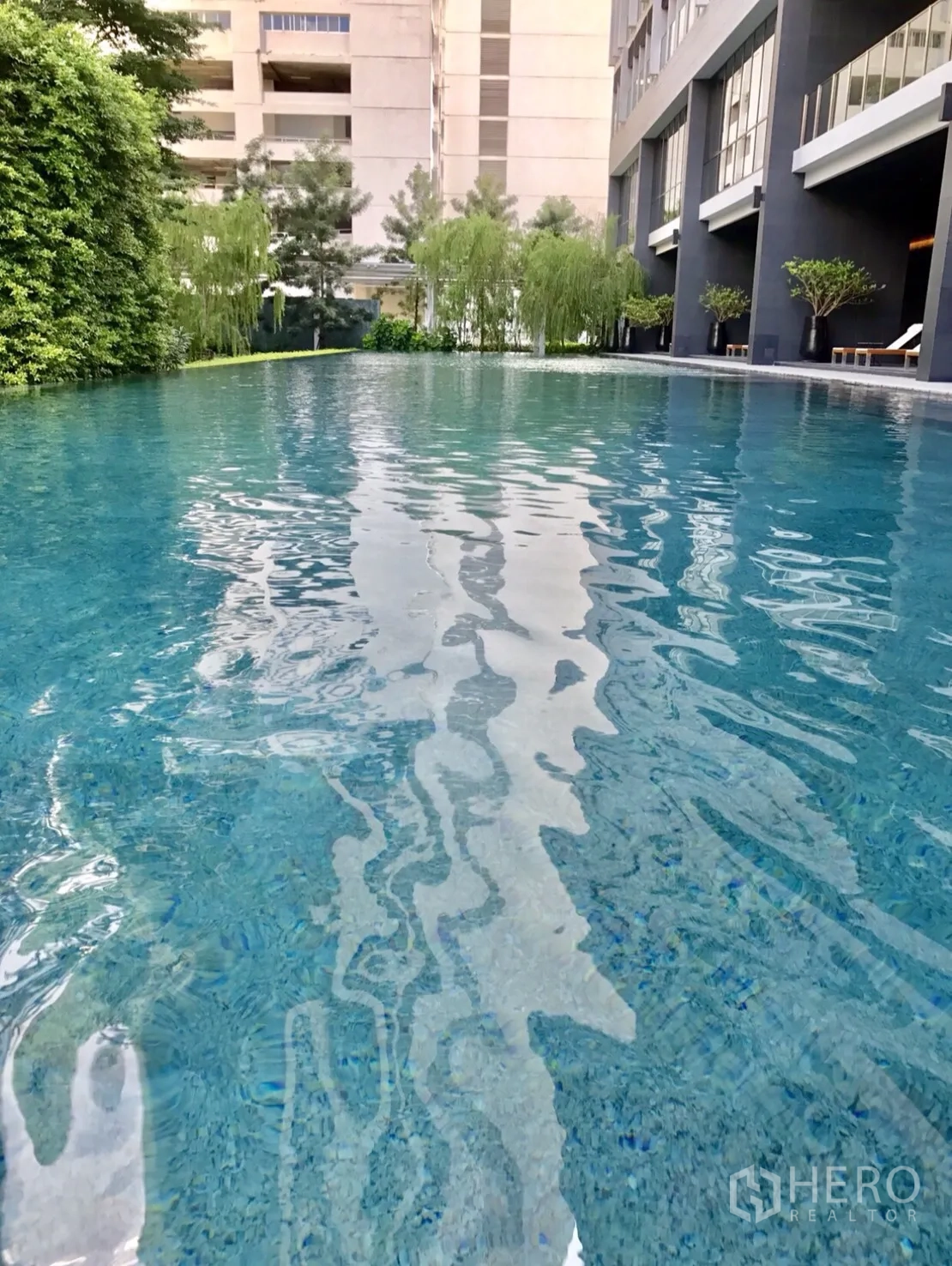คอนโด ให้เช่าในPathum Wan, Bangkok - สระว่ายน้ำสไตล์รีสอร์ทพร้อมสวนร่มรื่นในคอนโดโมเดิร์นย่านใจกลางเมือง